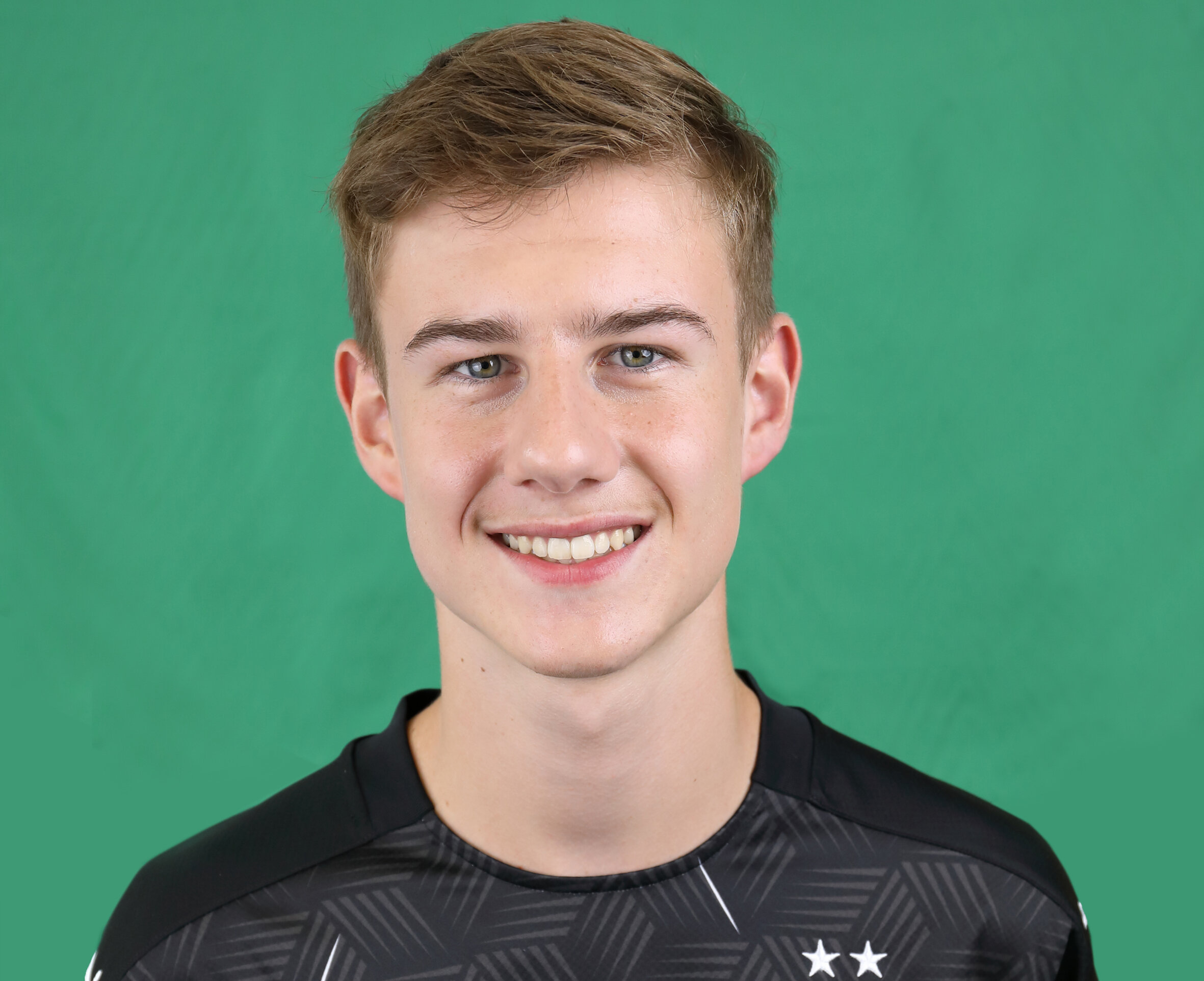 Junger Mann schaut den Betrachter an