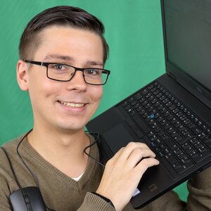 Junger Mann mit Laptop