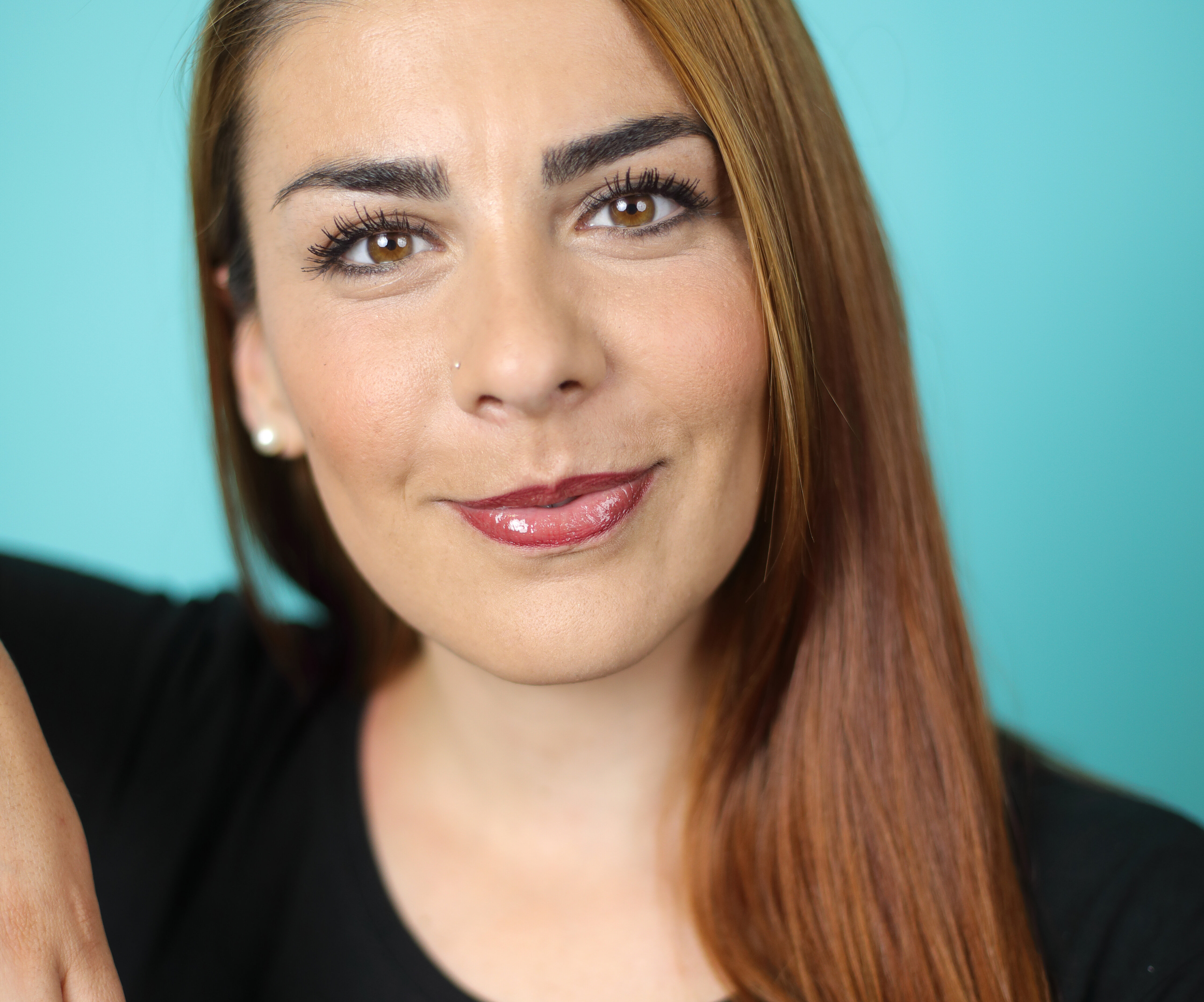 Junge Frau schaut den Betrachter an