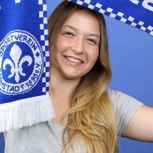 Junge Frau mit Schal SV 98
