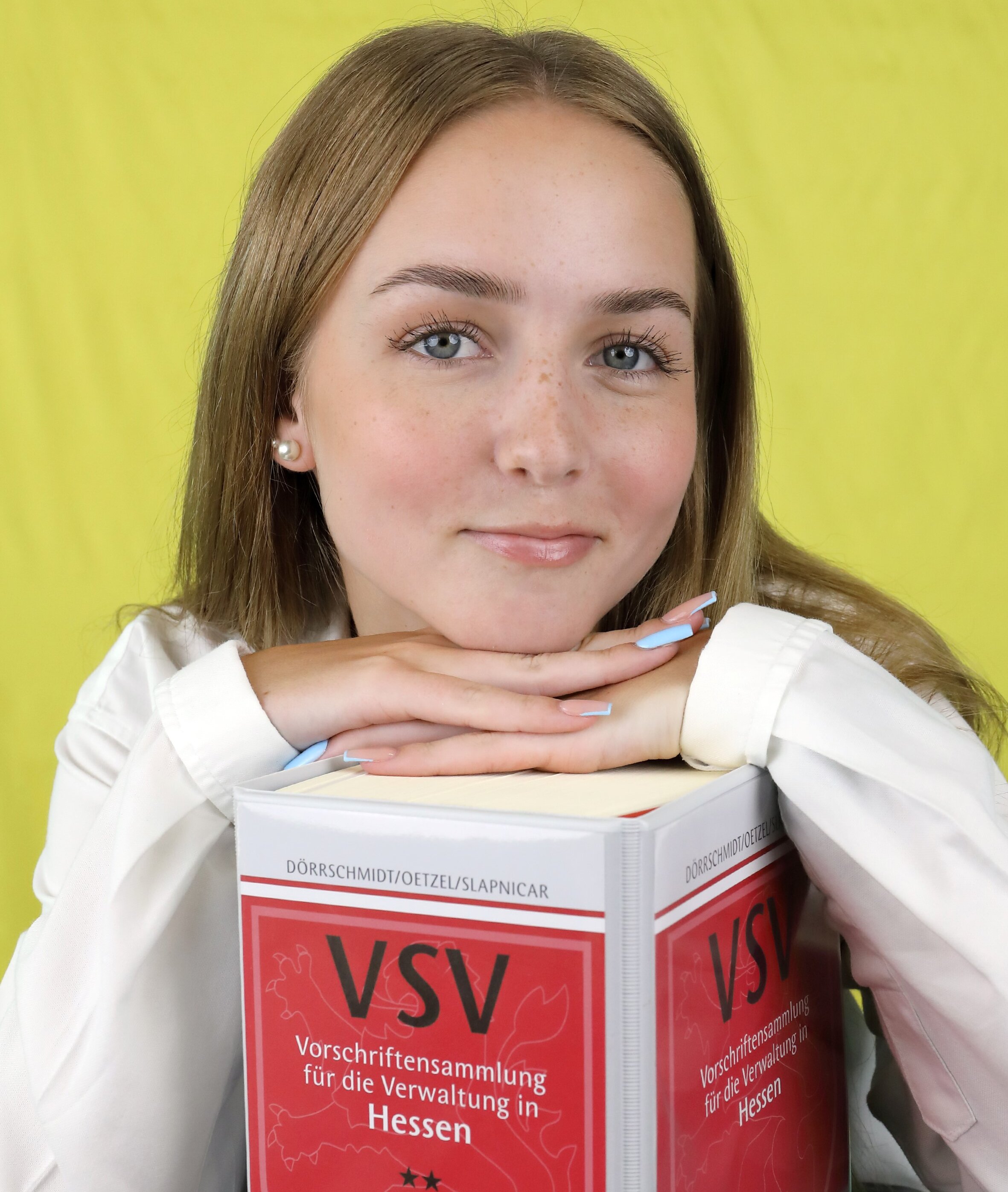 Junge Frau mit Vorschriftensammlungsordner