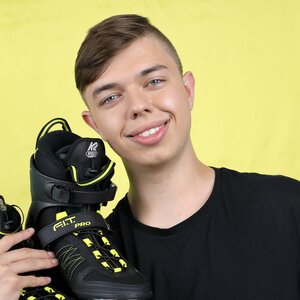 Junger Mann mit Sportschuhen