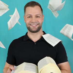 Junger Mann mit Buch